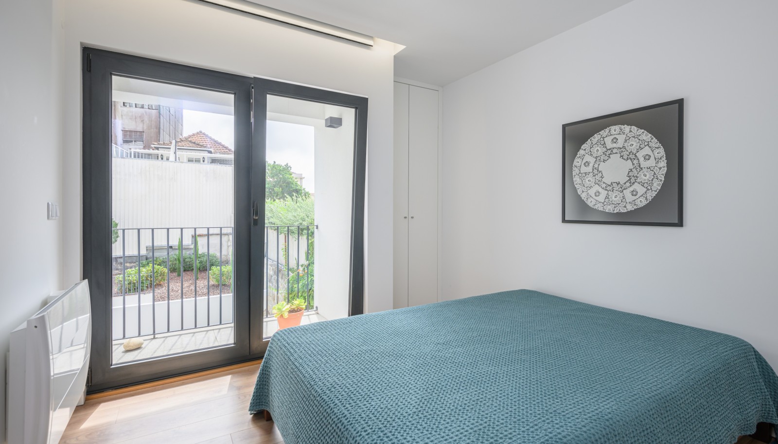 Piso de 2 dormitorios con balcón, en venta, en el centro de Oporto, Portugal_237648