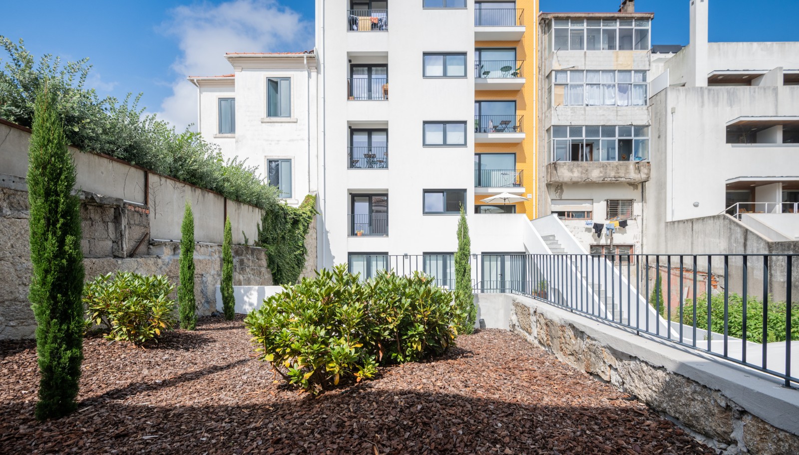 Piso de 2 dormitorios con balcón, en venta, en el centro de Oporto, Portugal_237667