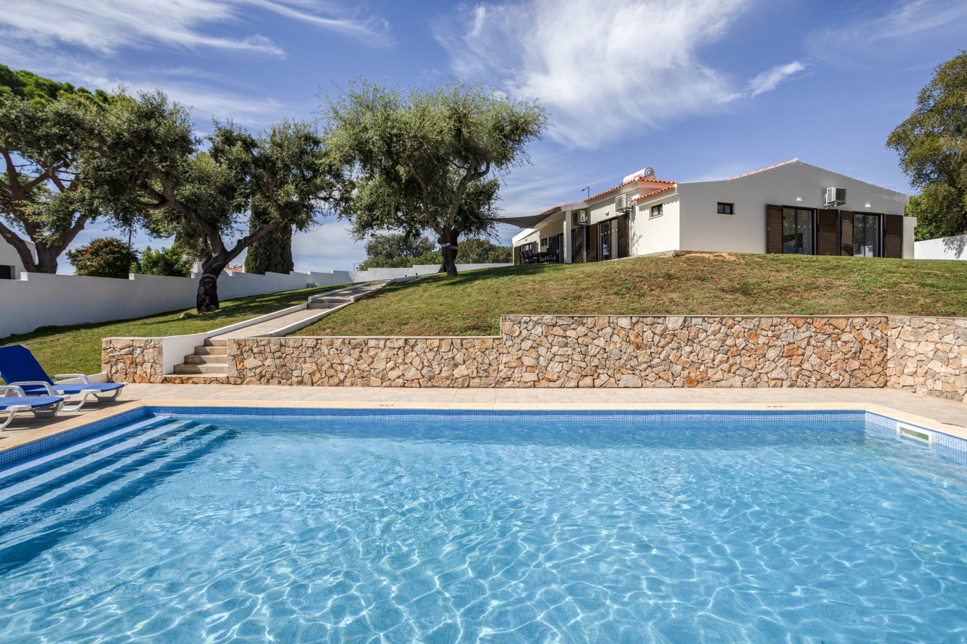 Renovated 4 bedroom villa with pool for sale in Albufeira, Algarve_239065