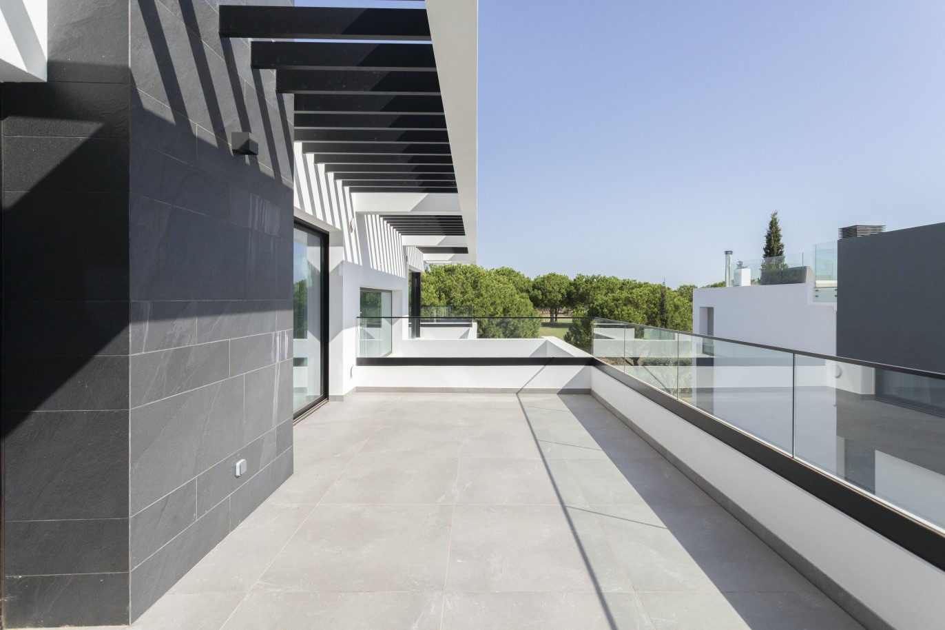Villa de 4 dormitorios con piscina y vistas al golf, en venta en Vilamoura, Algarve_240042
