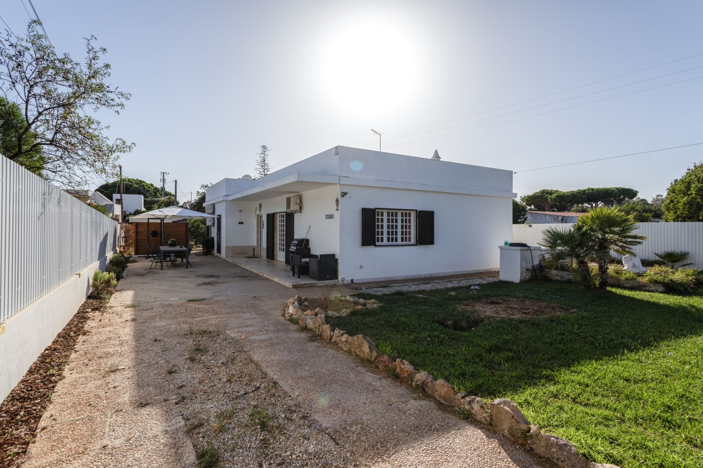 Propriedade com duas moradias para venda em Quarteira, Algarve_240098