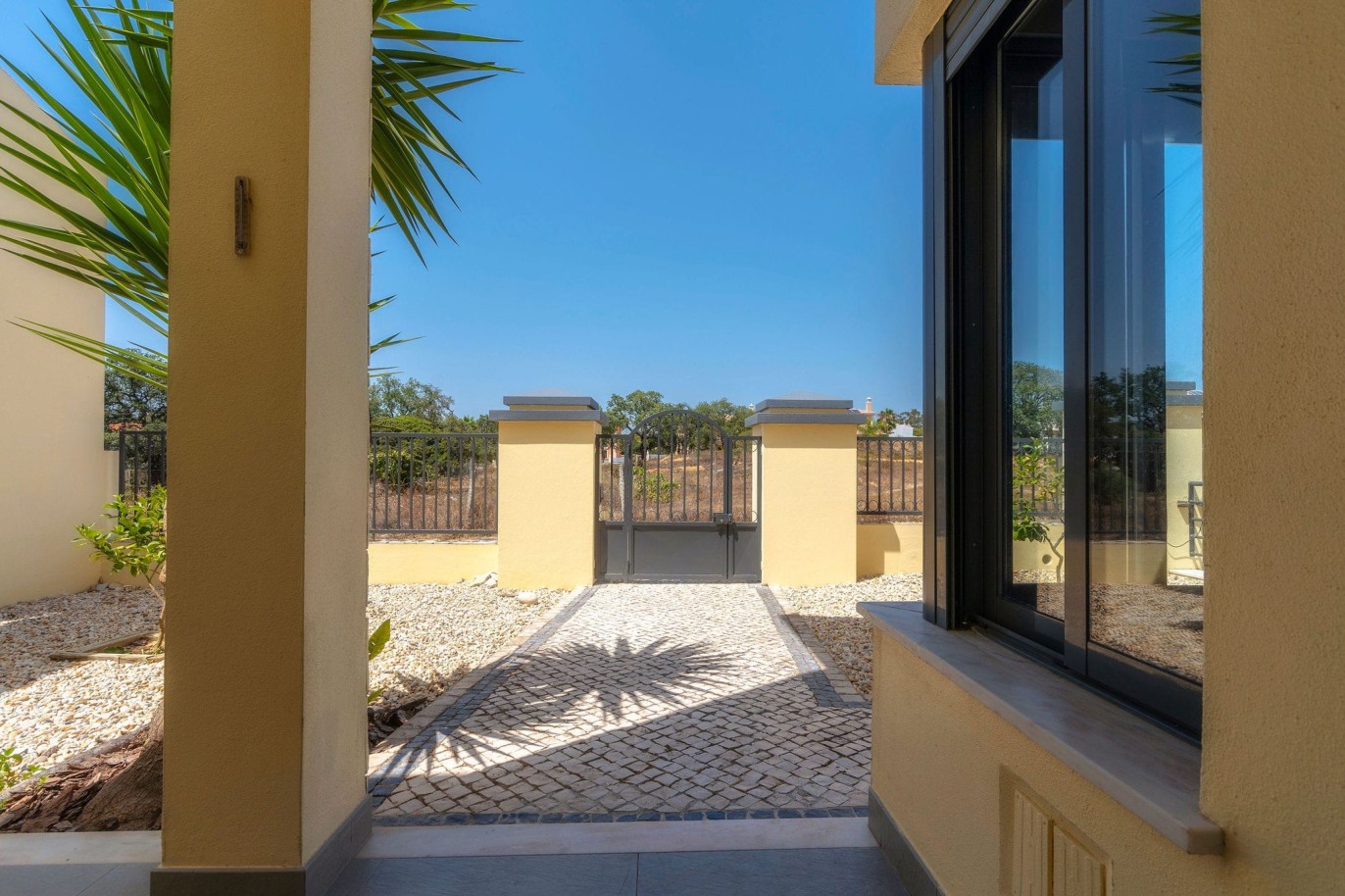 3+1 bedroom villa & 2 bedroom apartment for sale in Quarteira, Algarve_240764