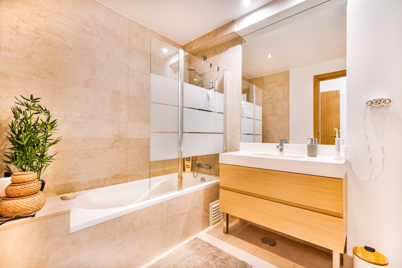 Fantástico Apartamento T4 com piscina e vista rio, para venda, em Portimão, Algarve_240973