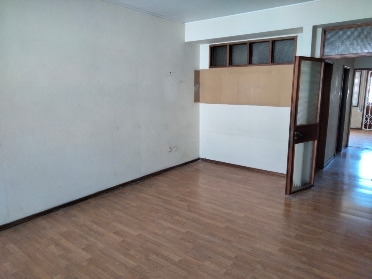 Apartamento T4 em Antero de Quental para remodelar, à venda, Porto_241893