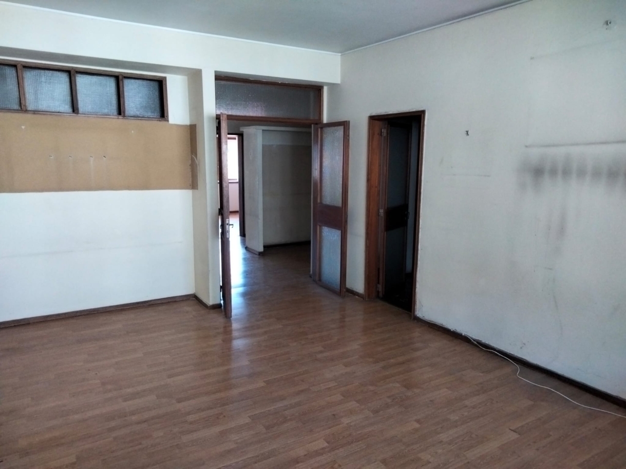 Apartamento T4 em Antero de Quental para remodelar, à venda, Porto_241897