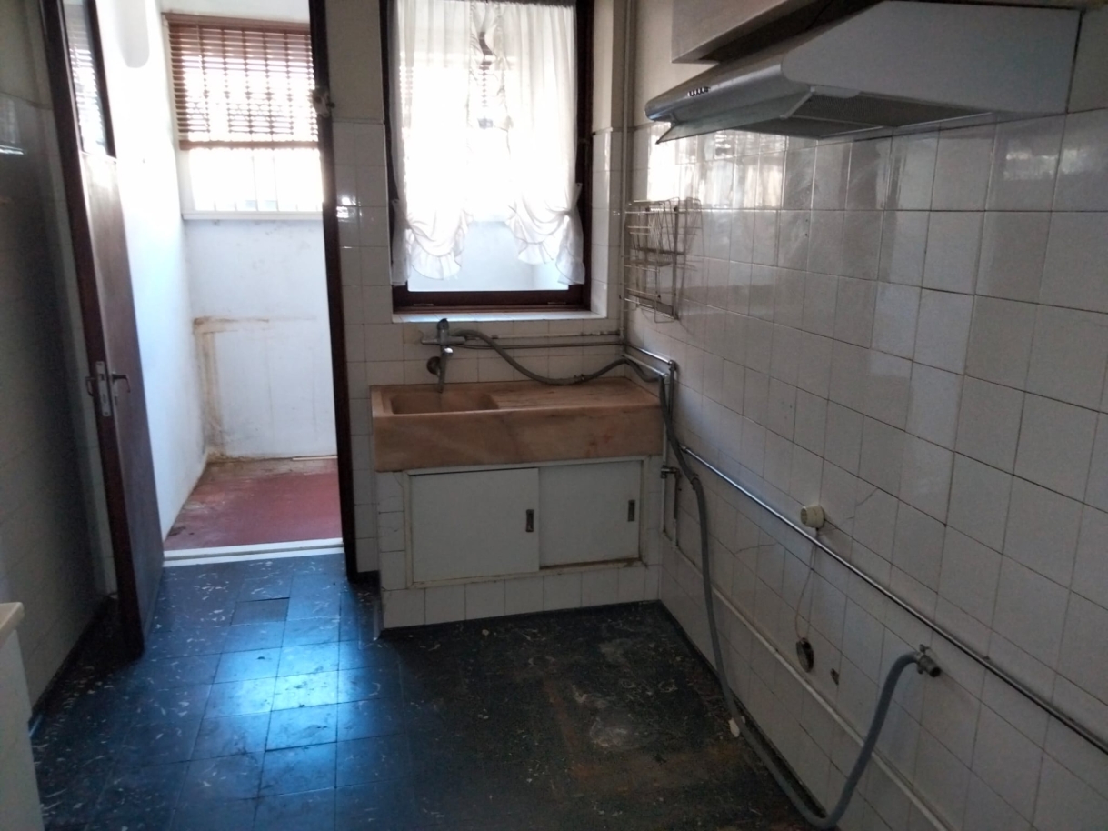 Apartamento T4 em Antero de Quental para remodelar, à venda, Porto_241901