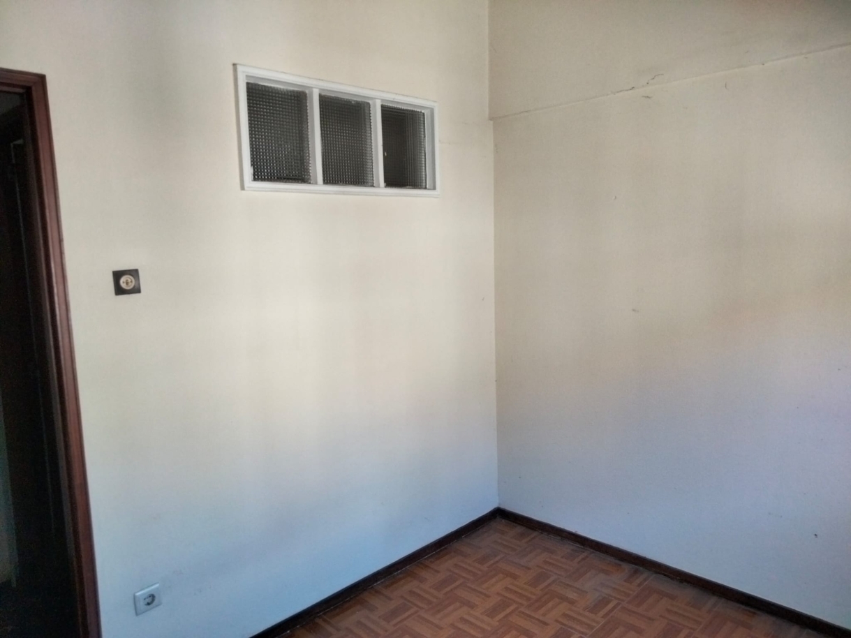 Apartamento T4 em Antero de Quental para remodelar, à venda, Porto_241906