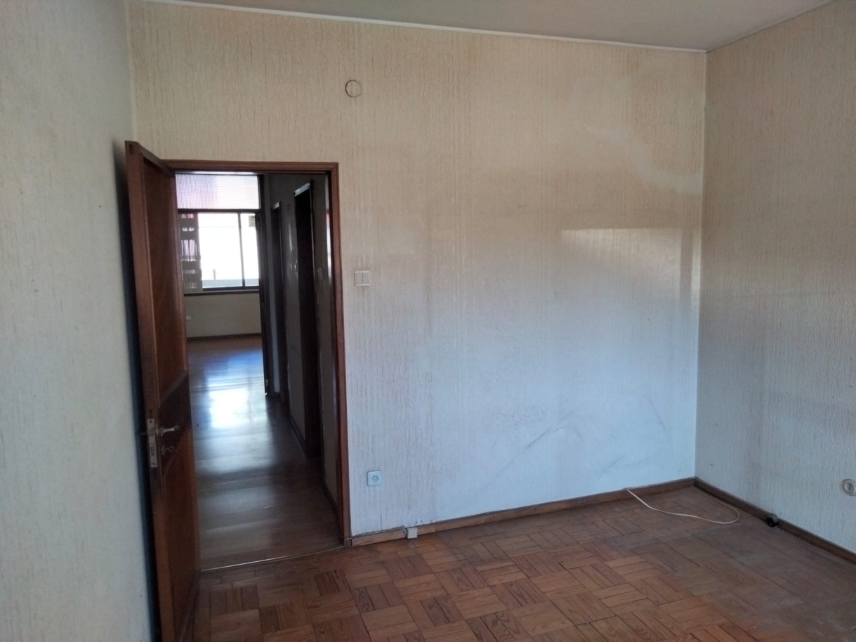 Apartamento T4 em Antero de Quental para remodelar, à venda, Porto_241920