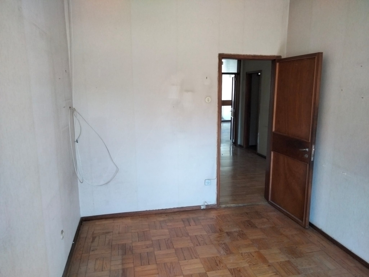Apartamento T4 em Antero de Quental para remodelar, à venda, Porto_241922