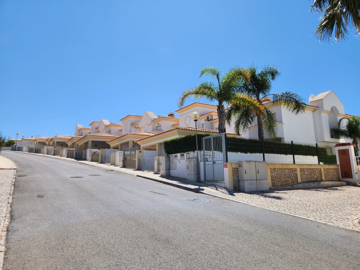 Doppelhaushälfte V2+1, mit Pool, zu verkaufen in Albufeira, Algarve_242190