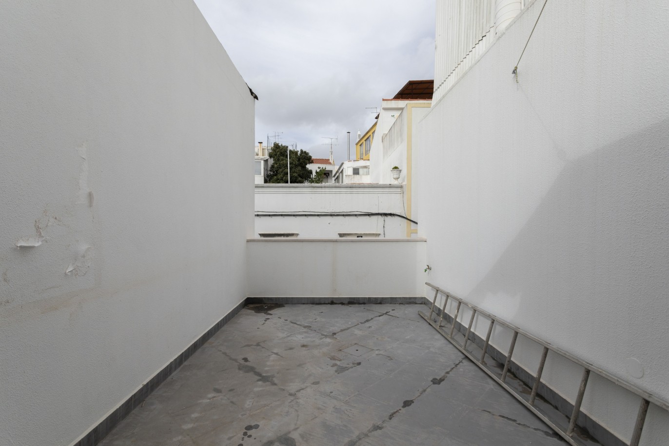 Edificio de 1+1 dormitorios en venta en el centro de Loulé, Algarve_243325
