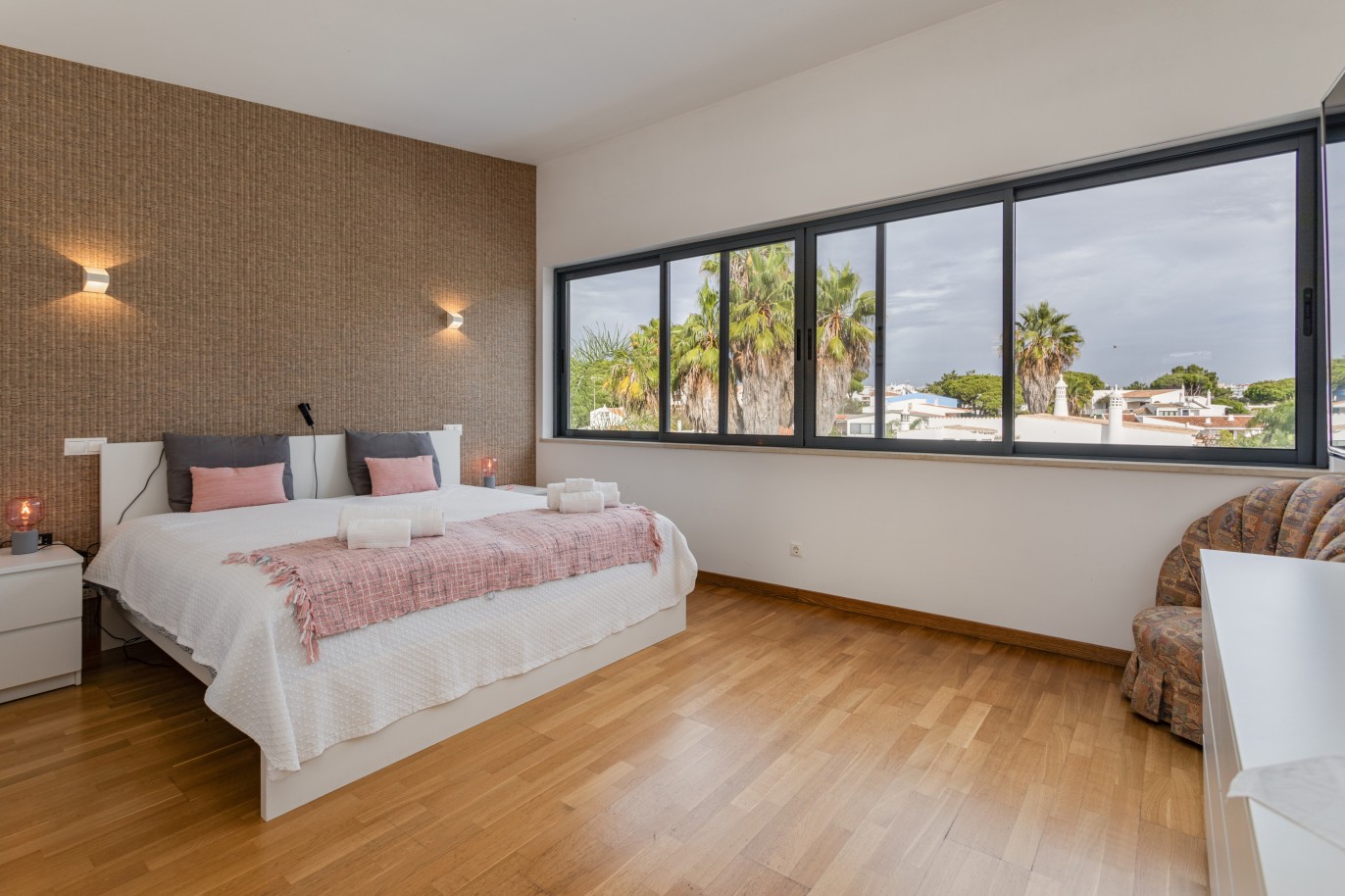 Villa contemporánea de 4 dormitorios, con piscina, en venta, en Montenegro, Faro, Algarve_243646