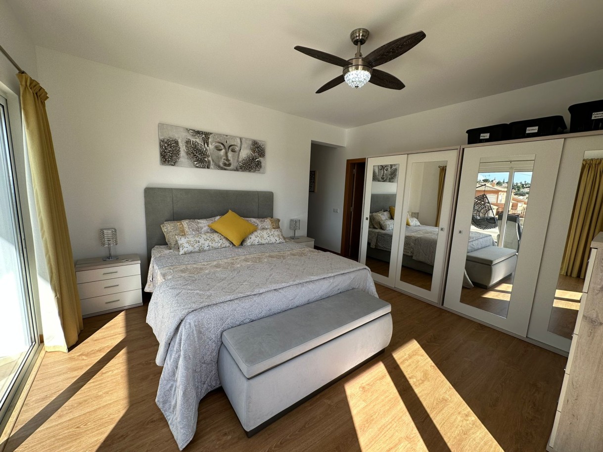 Moderne 3+1 Schlafzimmer Villa mit Pool zu verkaufen in Luz, Algarve_246340