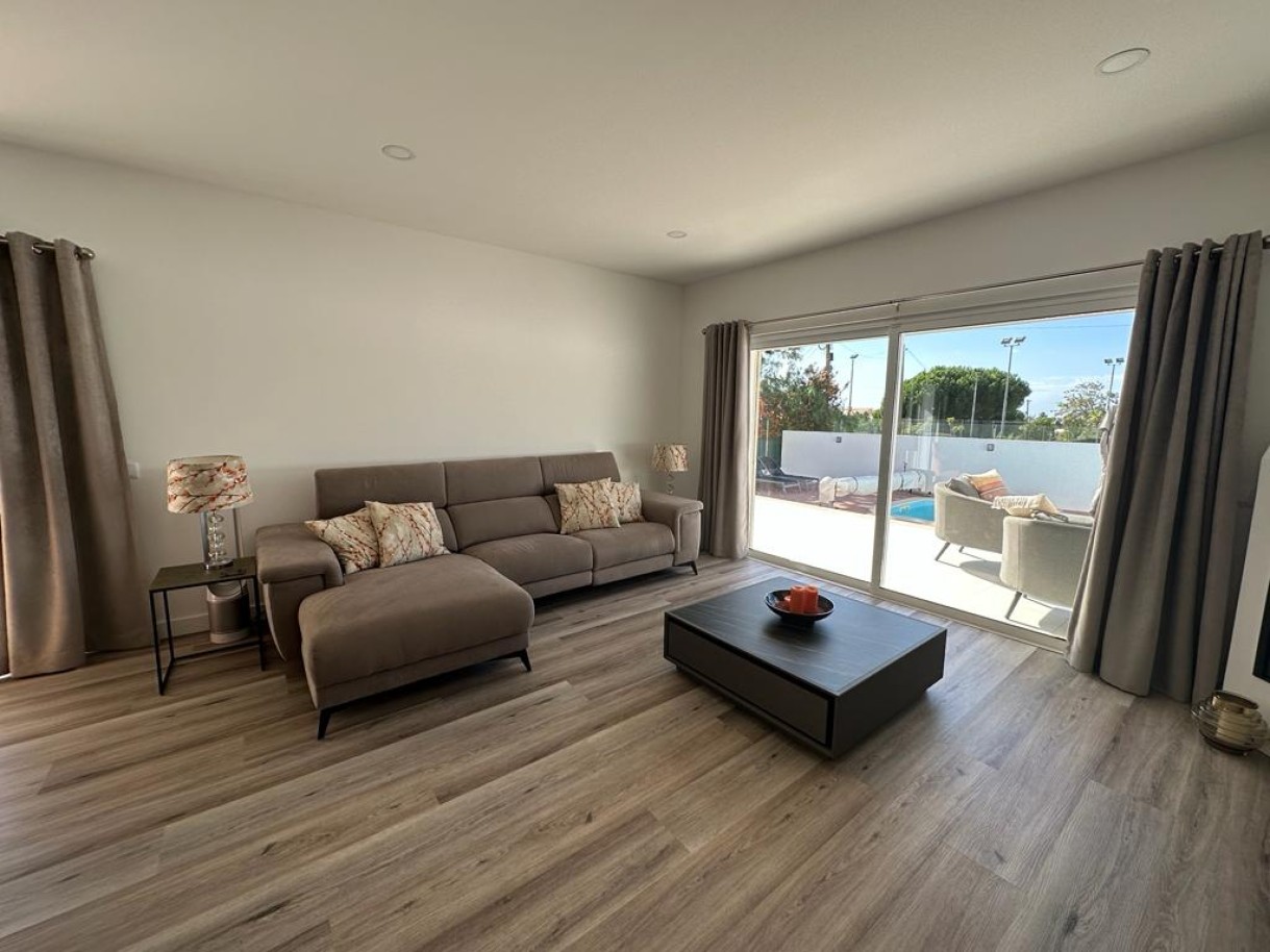 Moderne 3+1 Schlafzimmer Villa mit Pool zu verkaufen in Luz, Algarve_246346