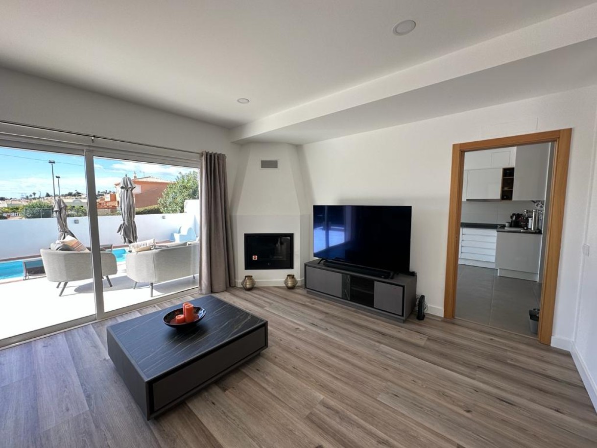 Moderne 3+1 Schlafzimmer Villa mit Pool zu verkaufen in Luz, Algarve_246347