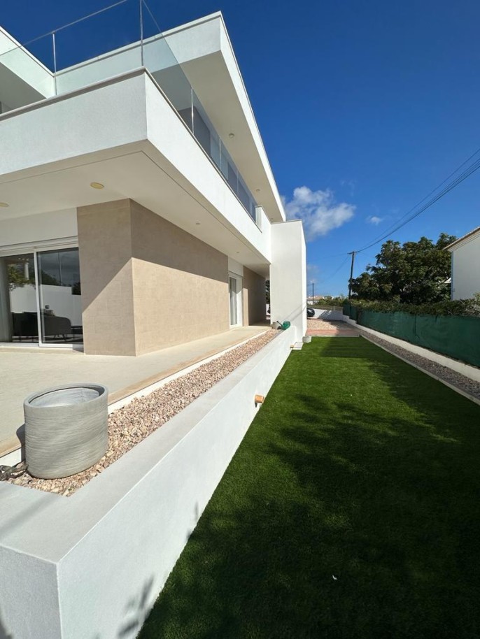 Moderne 3+1 Schlafzimmer Villa mit Pool zu verkaufen in Luz, Algarve_246349