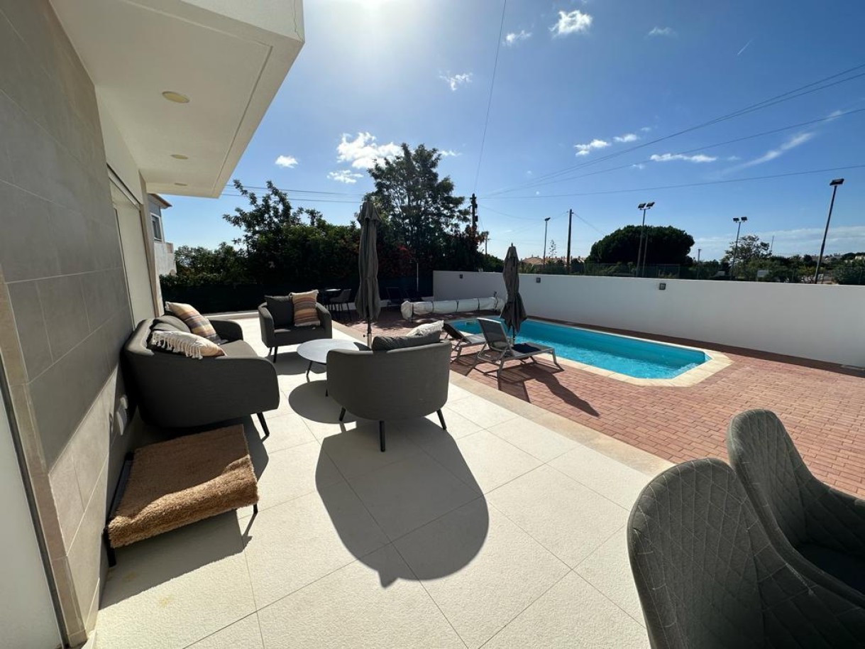 Moderne 3+1 Schlafzimmer Villa mit Pool zu verkaufen in Luz, Algarve_246350