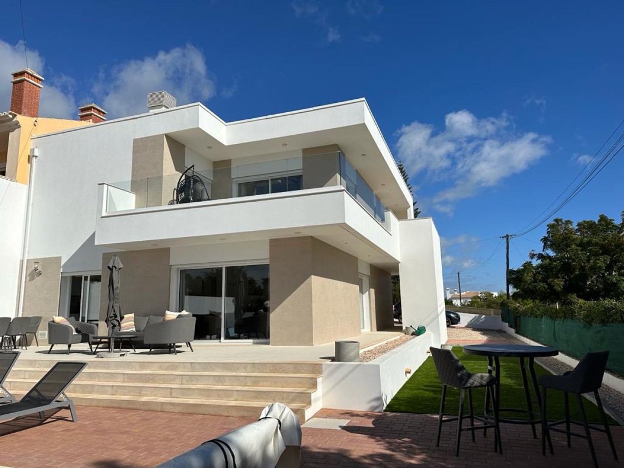 Moderne 3+1 Schlafzimmer Villa mit Pool zu verkaufen in Luz, Algarve_246351