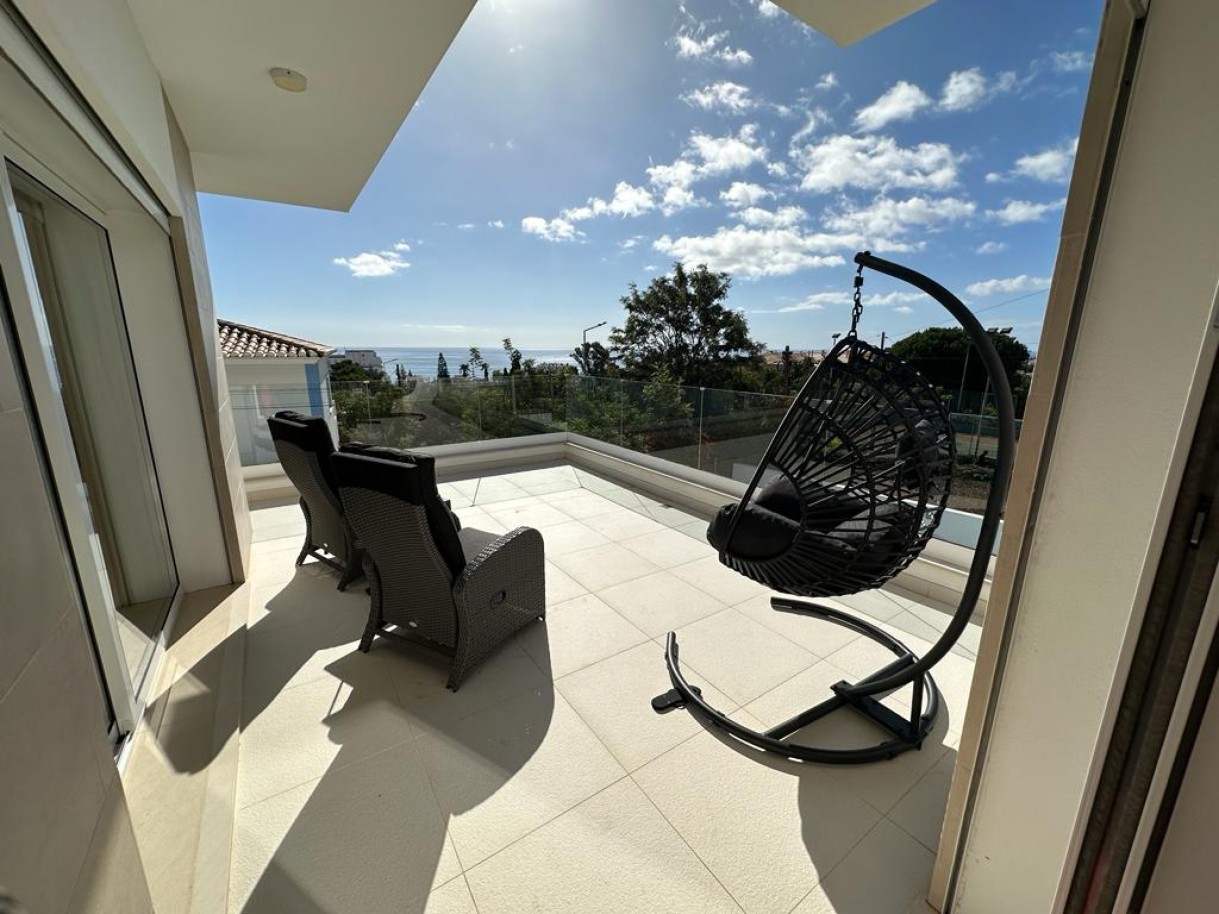 Moderne 3+1 Schlafzimmer Villa mit Pool zu verkaufen in Luz, Algarve_246416