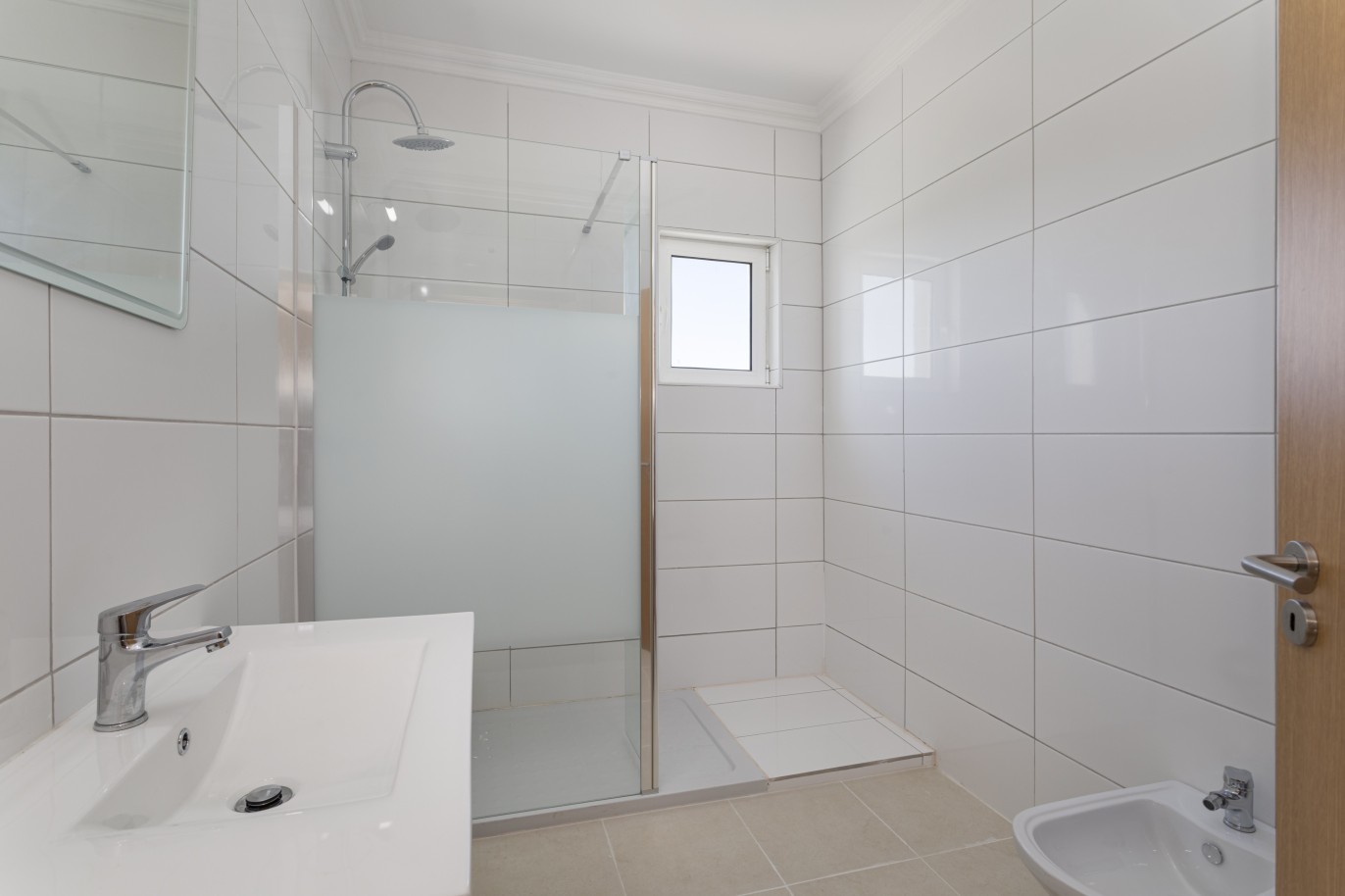Neue Doppelhaushälfte mit 4 Schlafzimmern und Pool, zu verkaufen in Loulé, Algarve_246570