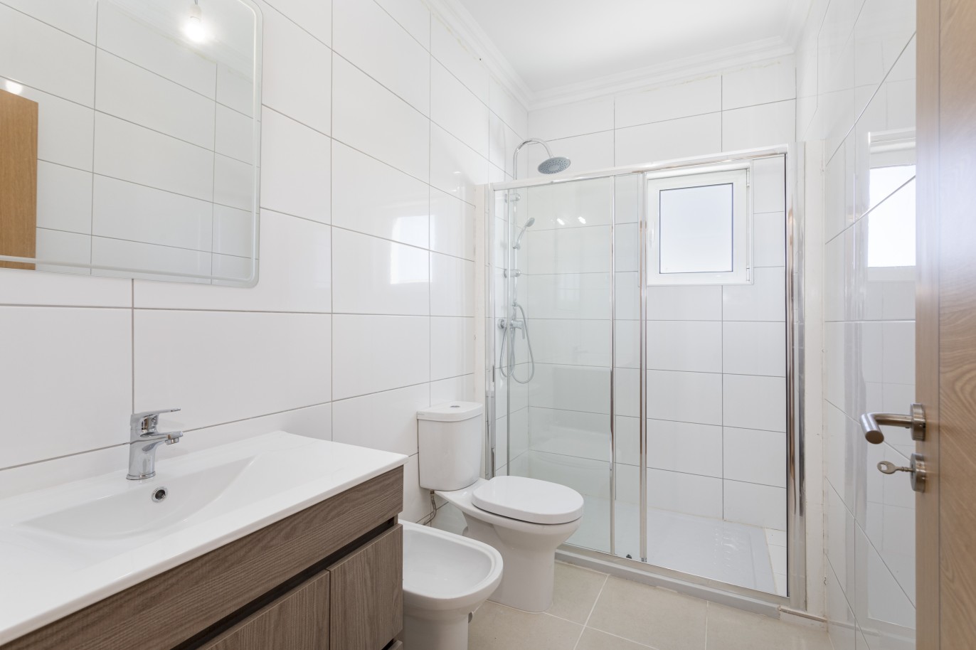 Neue Doppelhaushälfte mit 4 Schlafzimmern und Pool, zu verkaufen in Loulé, Algarve_246573