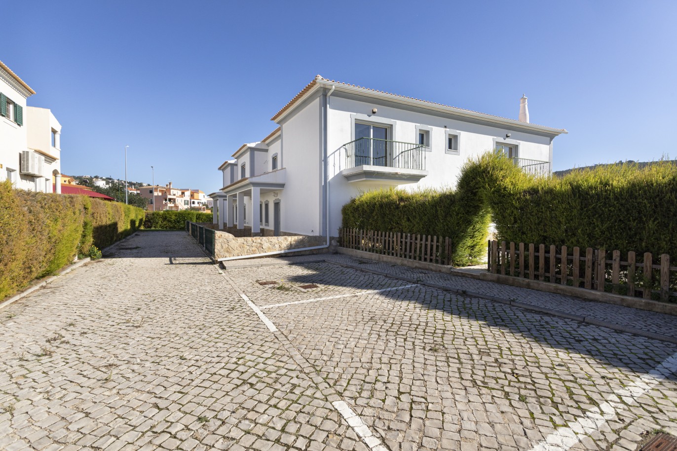 Neue Doppelhaushälfte mit 4 Schlafzimmern und Pool, zu verkaufen in Loulé, Algarve_246579