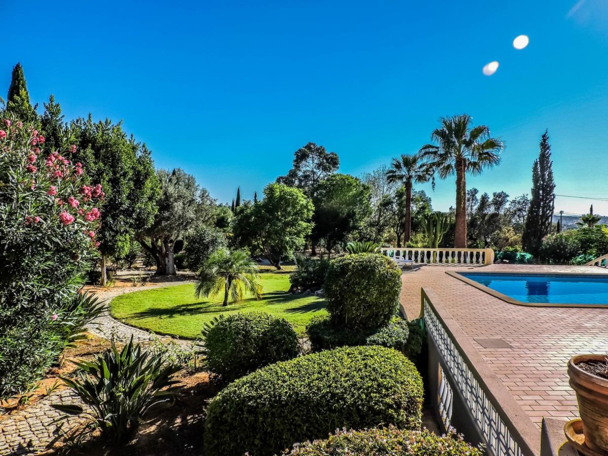 Pitoresca Moradia, 3+1 quartos, com jardim e piscina, em Estômbar, Algarve_247232