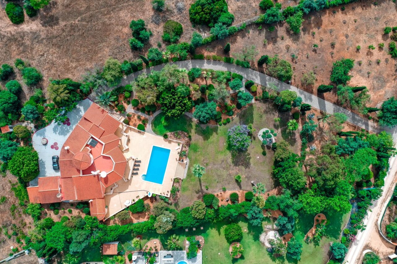 Pitoresca Moradia, 3+1 quartos, com jardim e piscina, em Estômbar, Algarve_247248