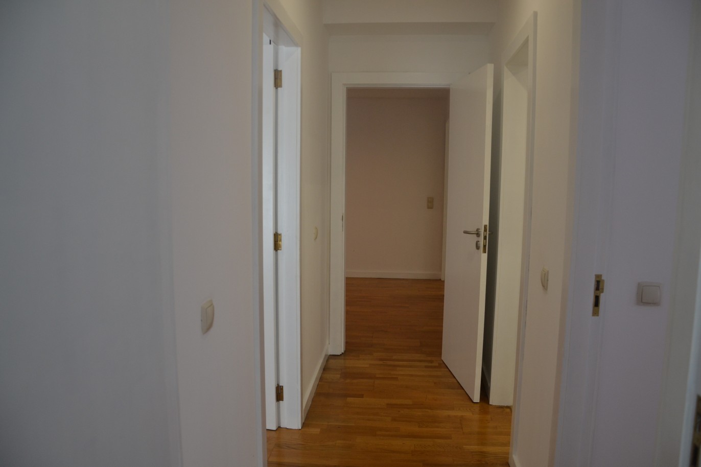 Drei-Zimmer-Wohnung mit großzügigen Räumen, zu verkaufen, Porto, Portugal_248738