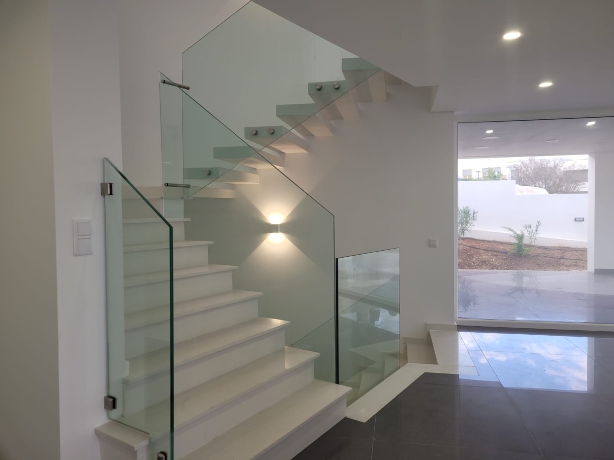 Moderna villa de 4 dormitorios con piscina en venta en Lagos, Algarve_248856