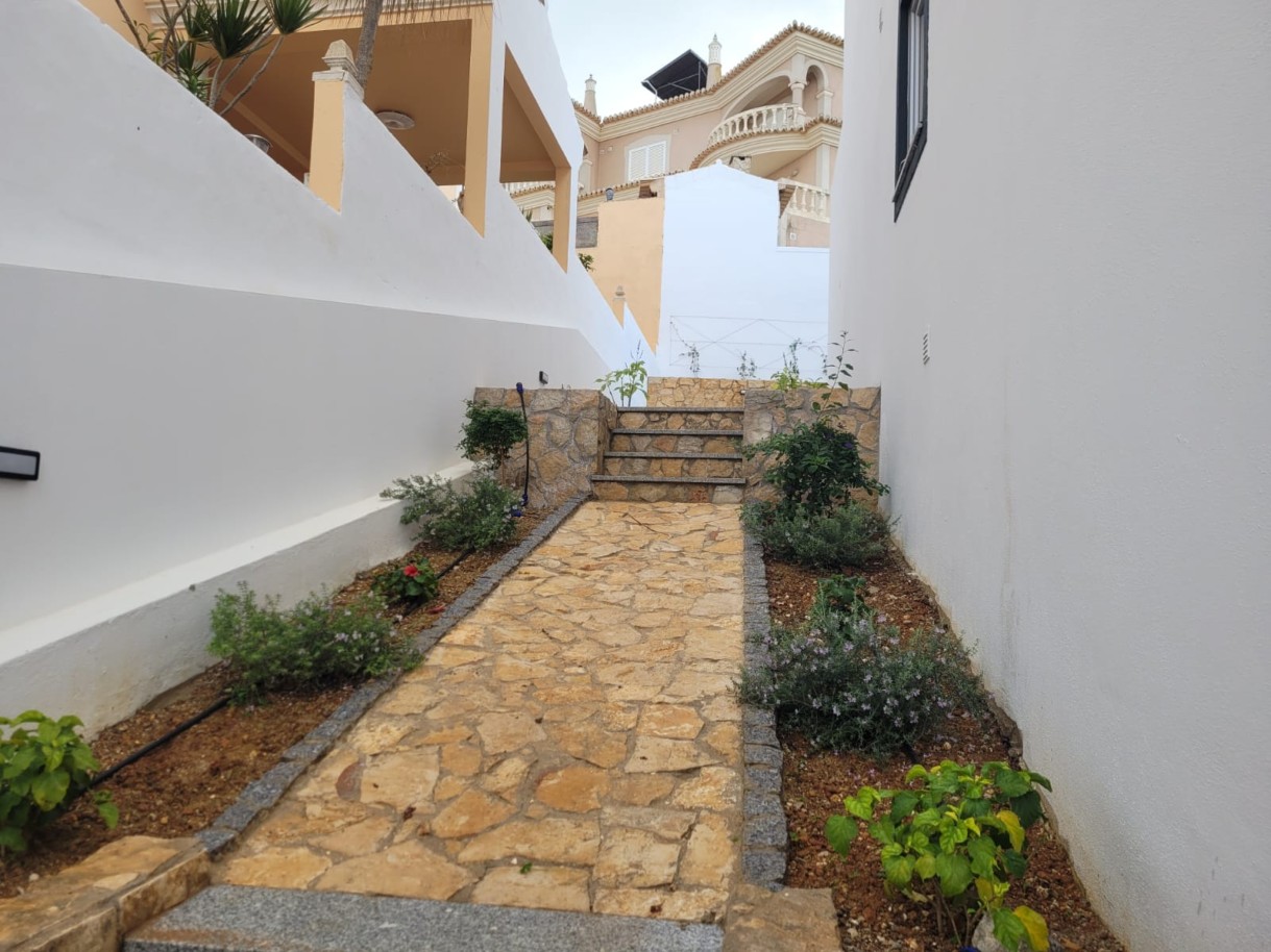 Moderna villa de 4 dormitorios con piscina en venta en Lagos, Algarve_248859