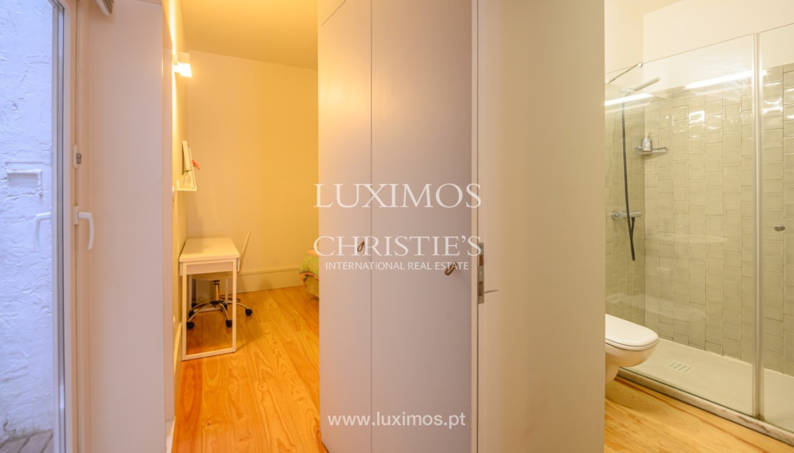 One-bedroom flat with interior patio, for sale, in historic center, Porto, Portugal_248879