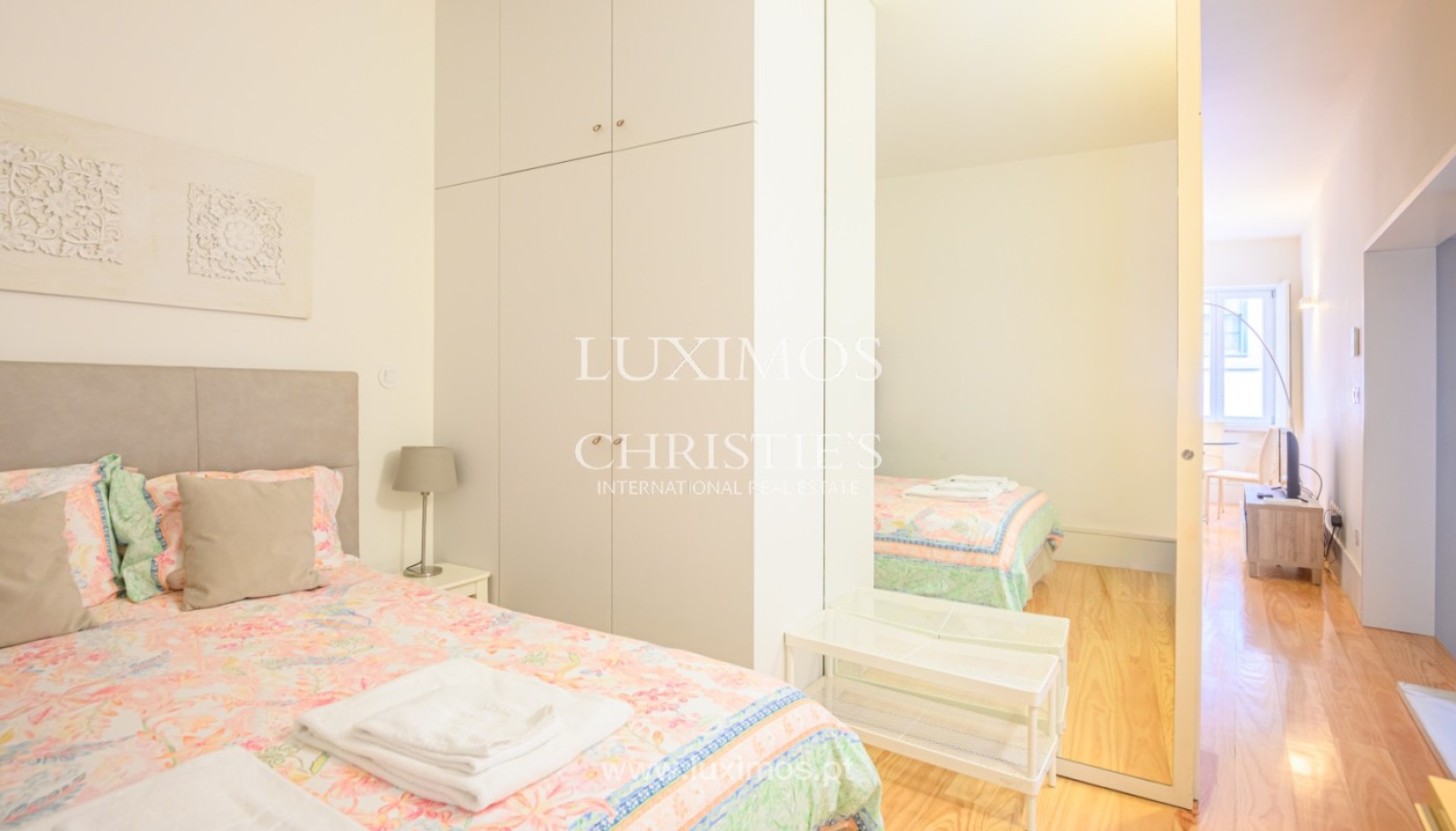 One-bedroom flat with interior patio, for sale, in historic center, Porto, Portugal_248880