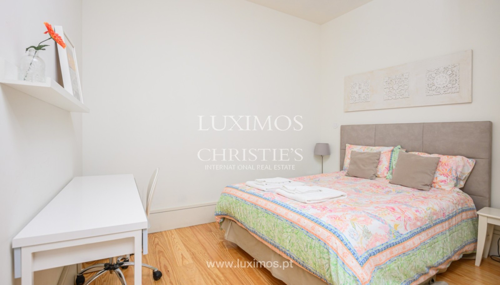 One-bedroom flat with interior patio, for sale, in historic center, Porto, Portugal_248881