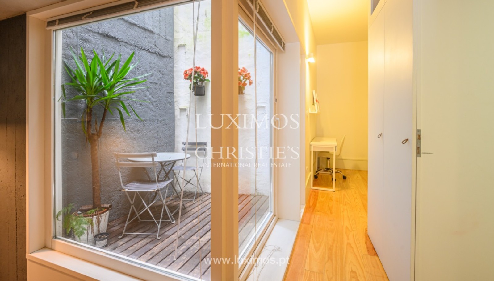 One-bedroom flat with interior patio, for sale, in historic center, Porto, Portugal_248883