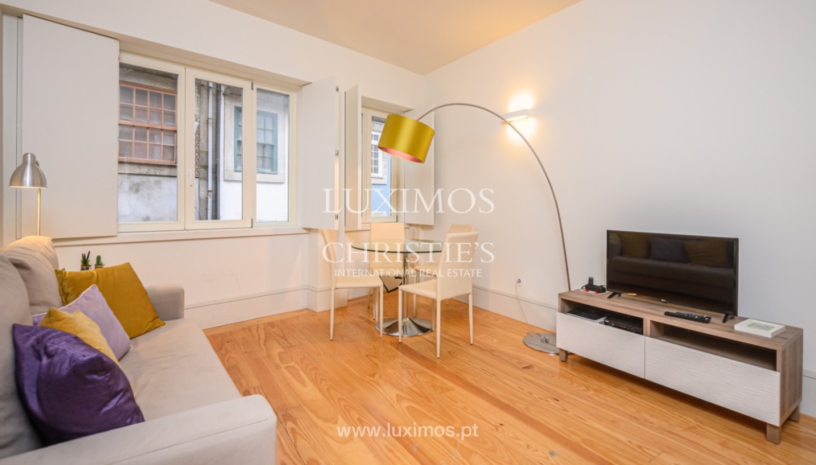 One-bedroom flat with interior patio, for sale, in historic center, Porto, Portugal_248886