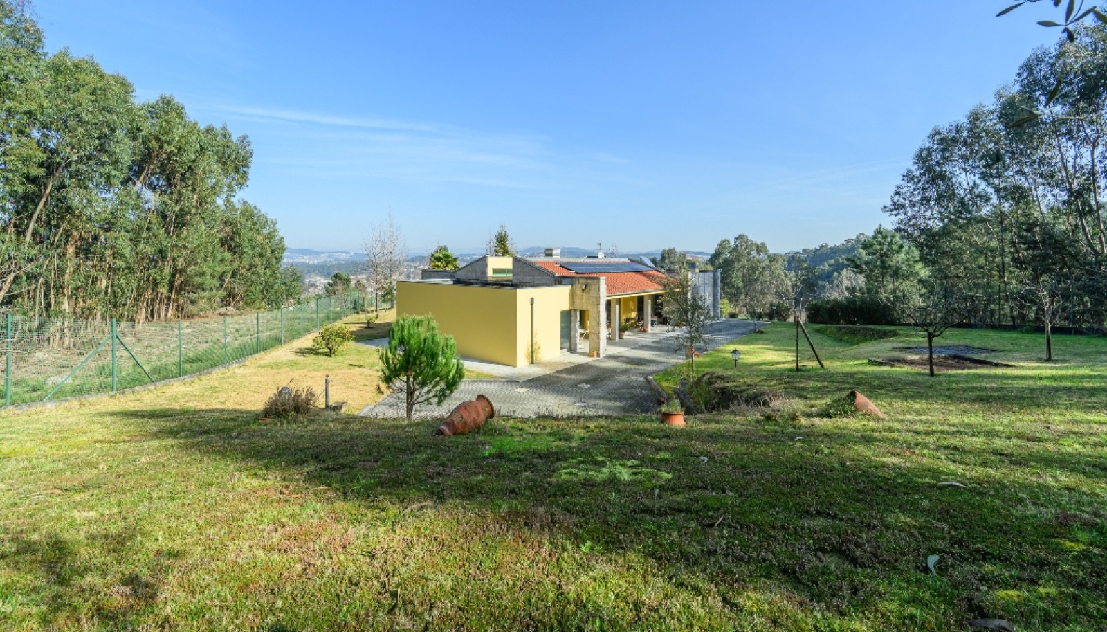 Vier + ein Schlafzimmer Villa mit Garten in Lousada, zu verkaufen, Portugal_251415