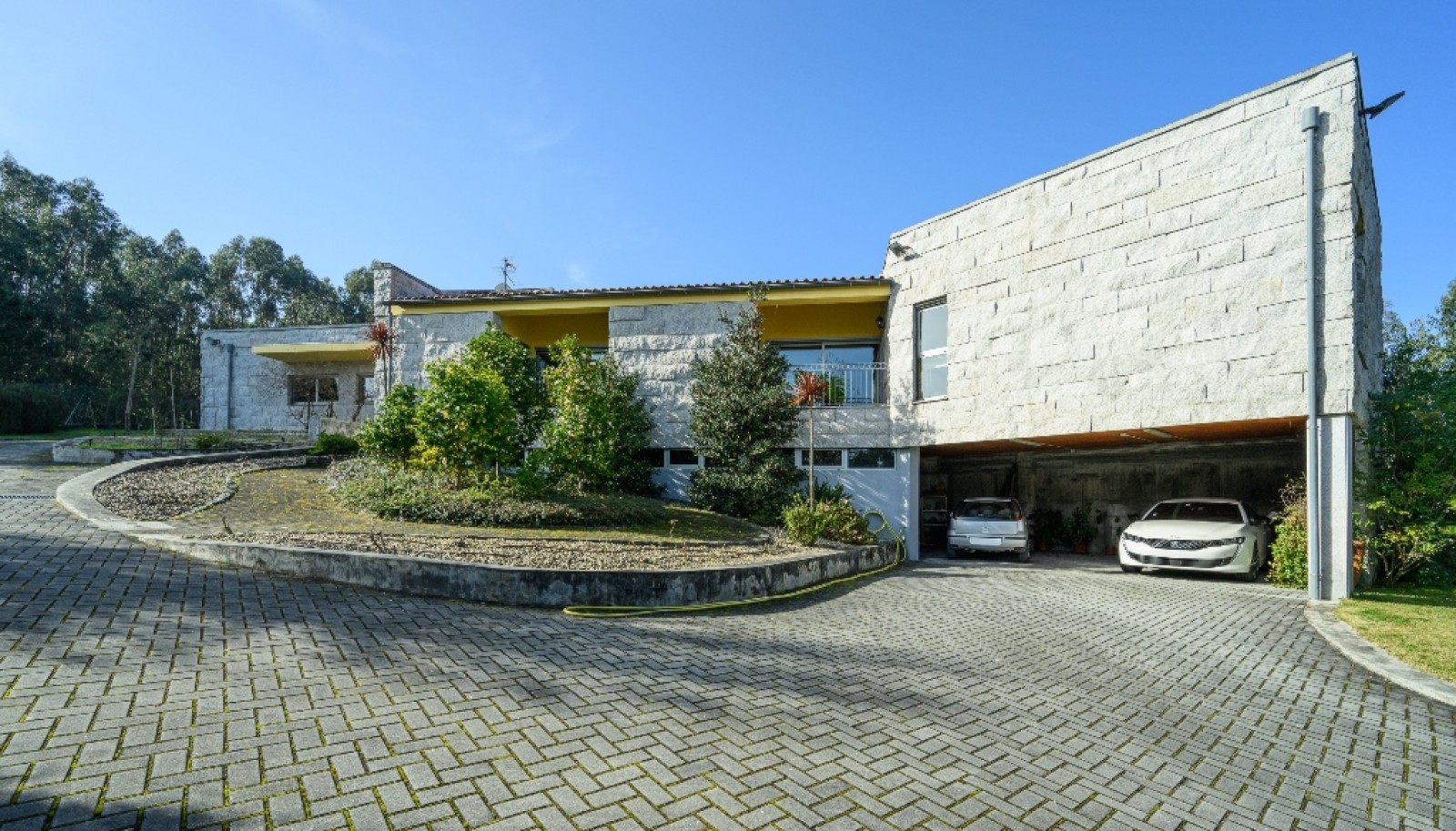 Vier + ein Schlafzimmer Villa mit Garten in Lousada, zu verkaufen, Portugal_251435