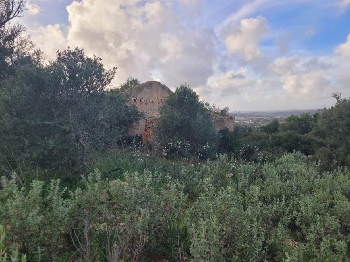 Großzügiges Grundstück in Odiáxere, Algarve, zu verkaufen_251997