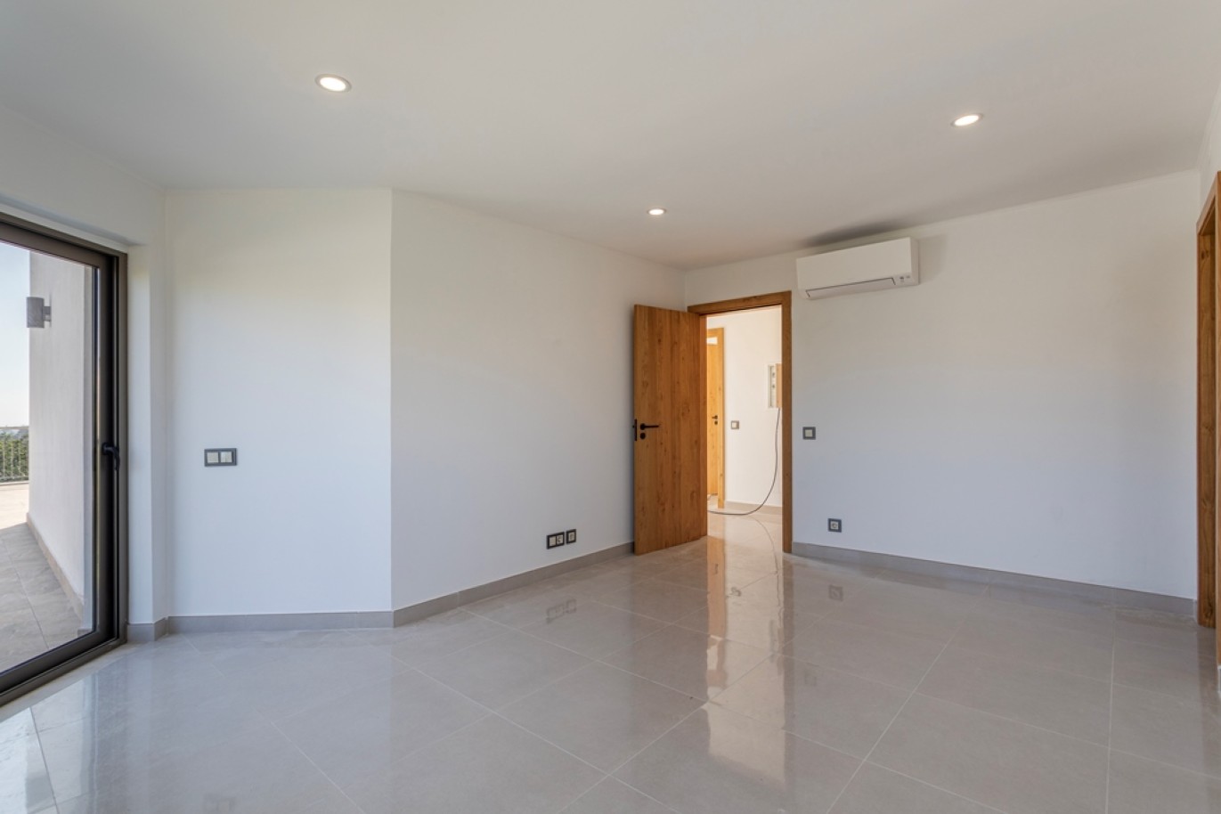 Villa de 4 chambres avec piscine, nouvelle construction, à vendre à Albufeira, Algarve_252082