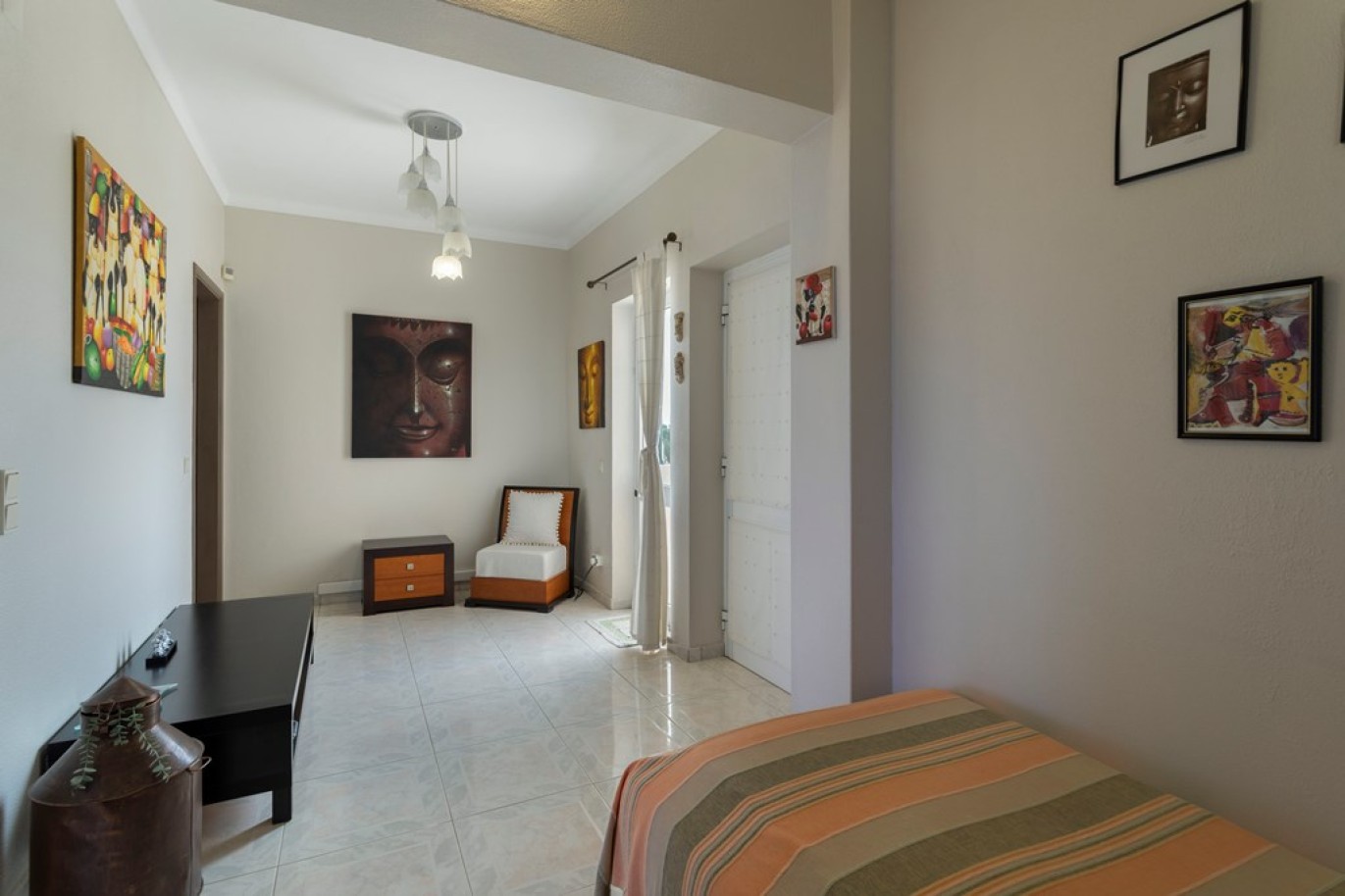Propriedade com dois T1, um T2 e espaço comercial, para venda em Vilamoura, Algarve_253015