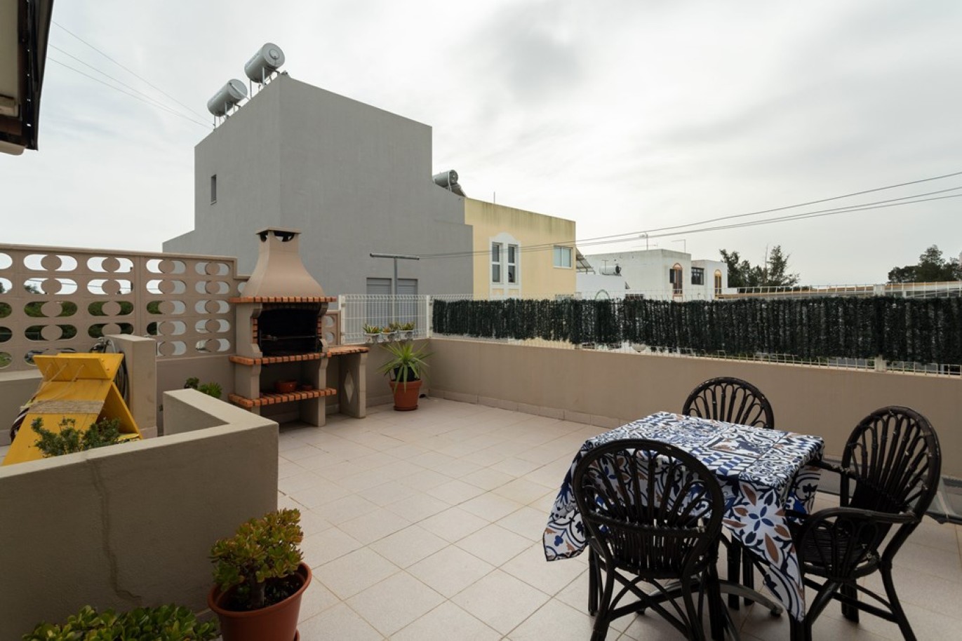 Propriedade com dois T1, um T2 e espaço comercial, para venda em Vilamoura, Algarve_253021