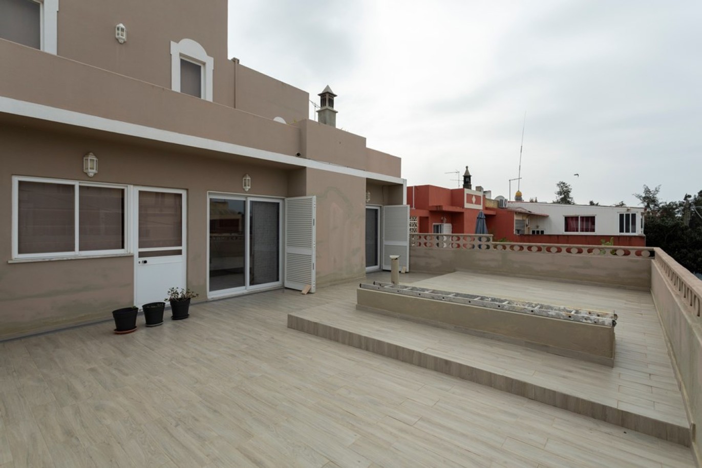 Propriedade com dois T1, um T2 e espaço comercial, para venda em Vilamoura, Algarve_253023