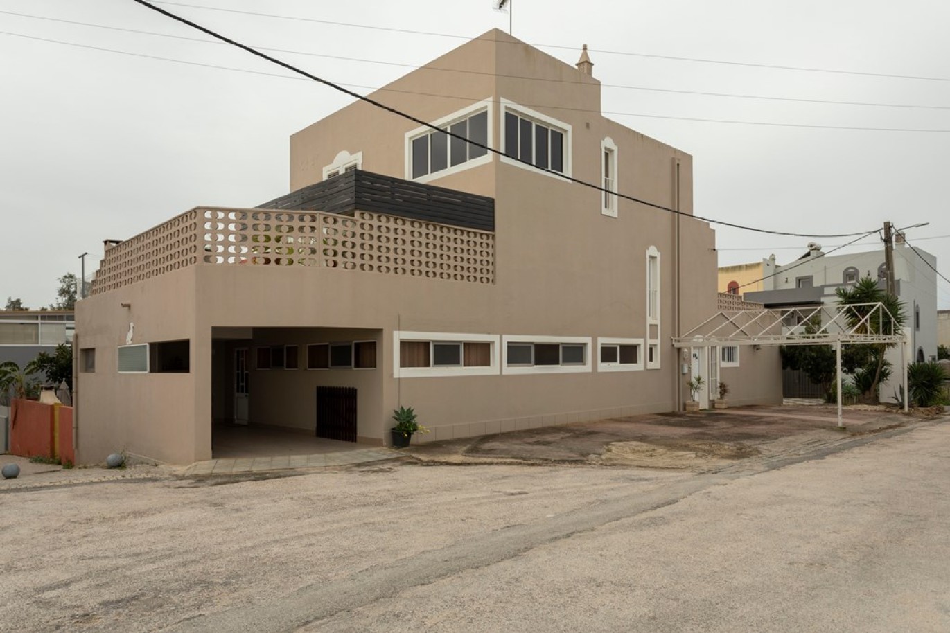 Propriedade com dois T1, um T2 e espaço comercial, para venda em Vilamoura, Algarve_253028