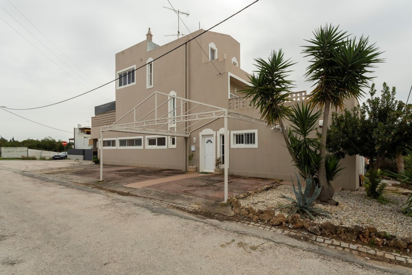 Propriedade com dois T1, um T2 e espaço comercial, para venda em Vilamoura, Algarve_253029