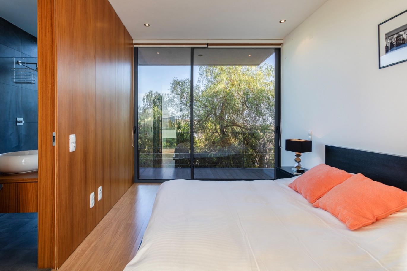 Contemporary 4-bedroom villa with sea views for sale in Estói, Algarve_253040
