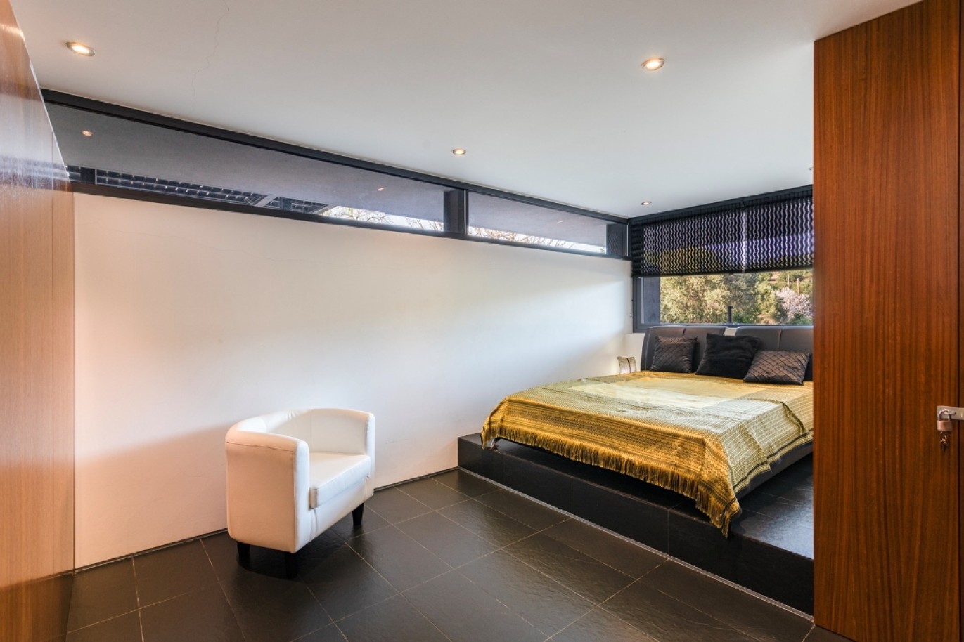 Contemporary 4-bedroom villa with sea views for sale in Estói, Algarve_253045