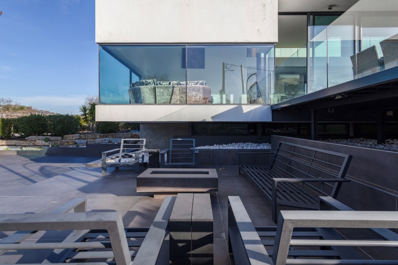 Contemporary 4-bedroom villa with sea views for sale in Estói, Algarve_253053