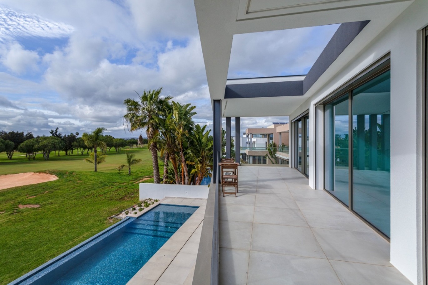 Moderne Villa mit 5 Schlafzimmern und Pool, zu verkaufen in Vilamoura, Algarve_253625