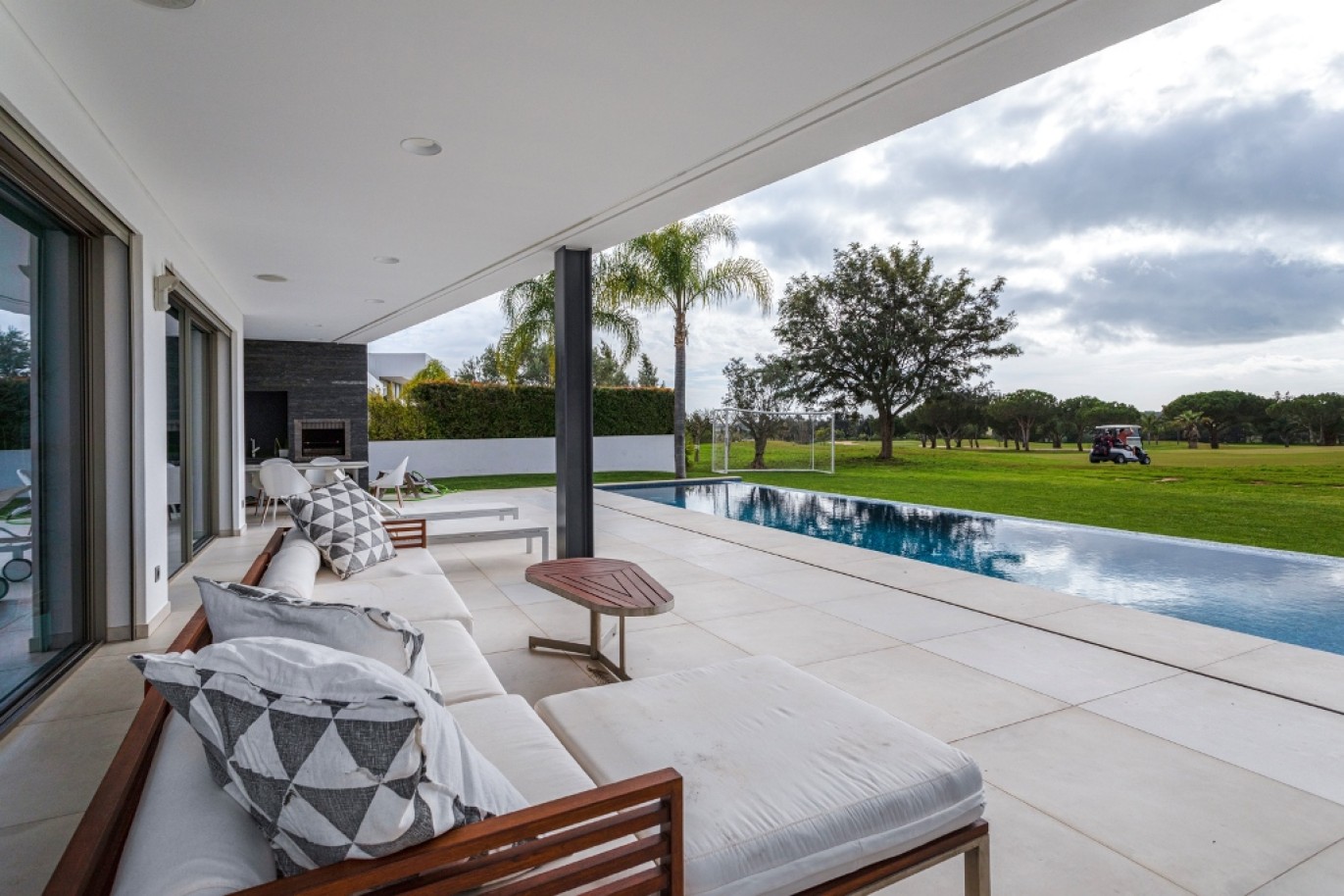 Moderna villa de 5 dormitorios con piscina, en venta en Vilamoura, Algarve_253629